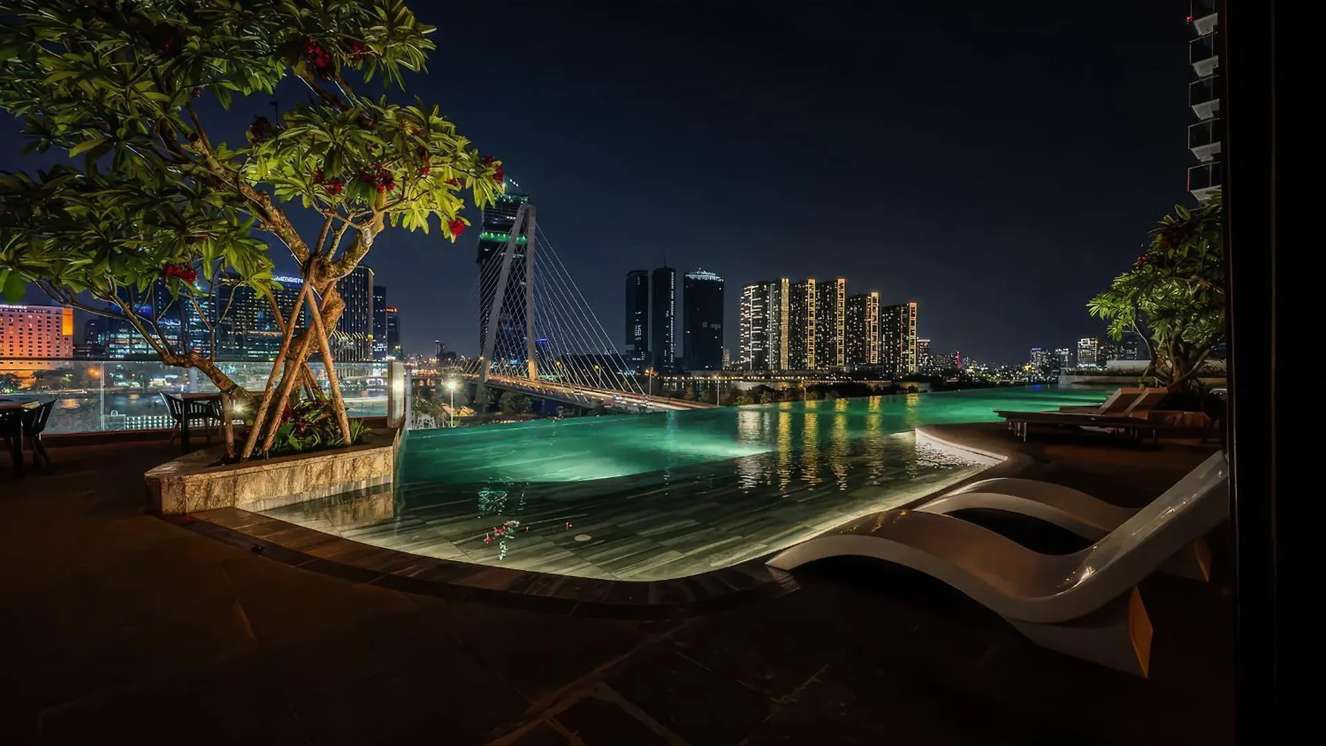 The Opera Residence - Luxury Infinity Pool&Sauna Ho Chi Minh City Apartment