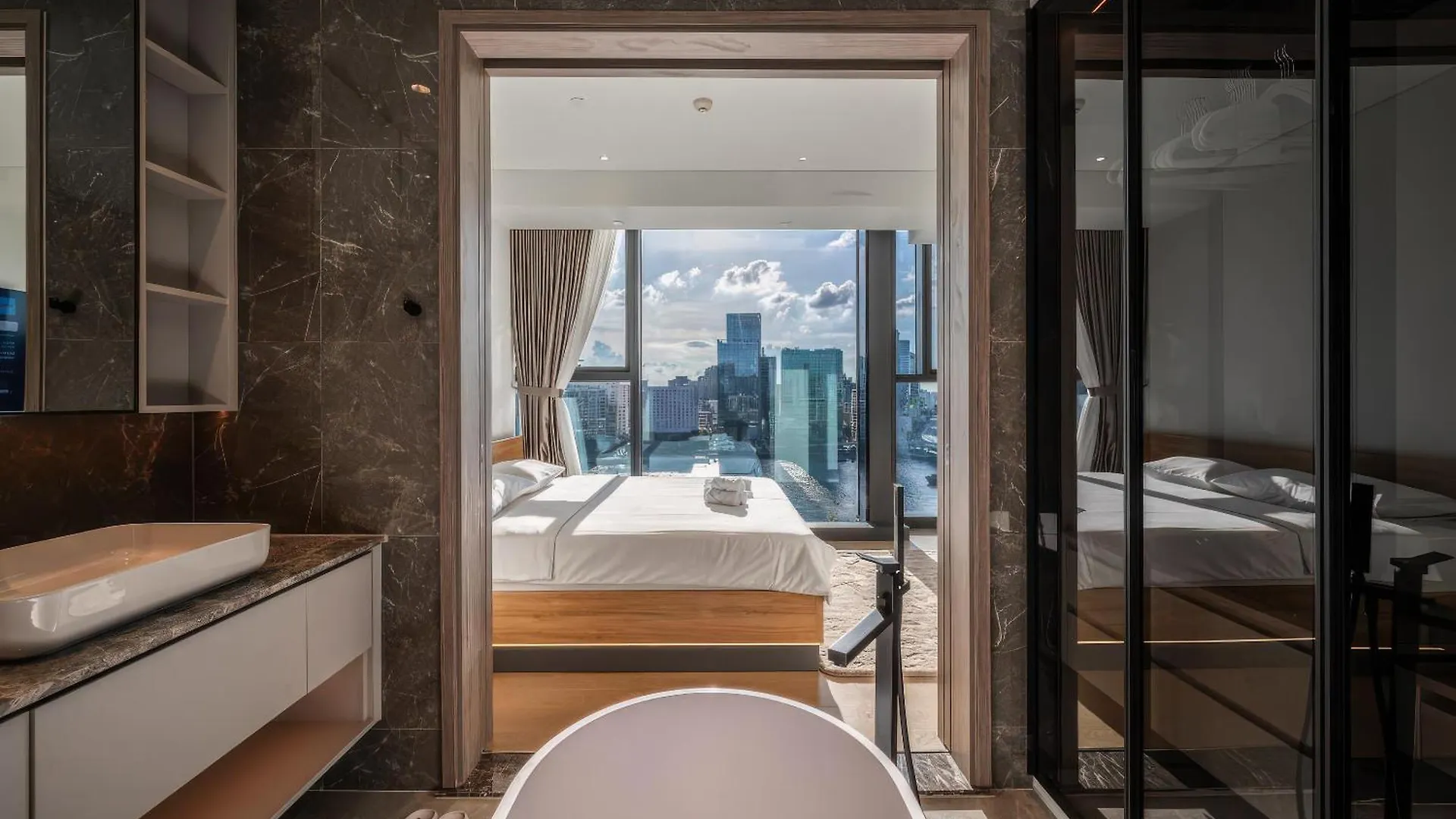 The Opera Residence - Luxury Infinity Pool&Sauna Ho Chi Minh City Apartment
