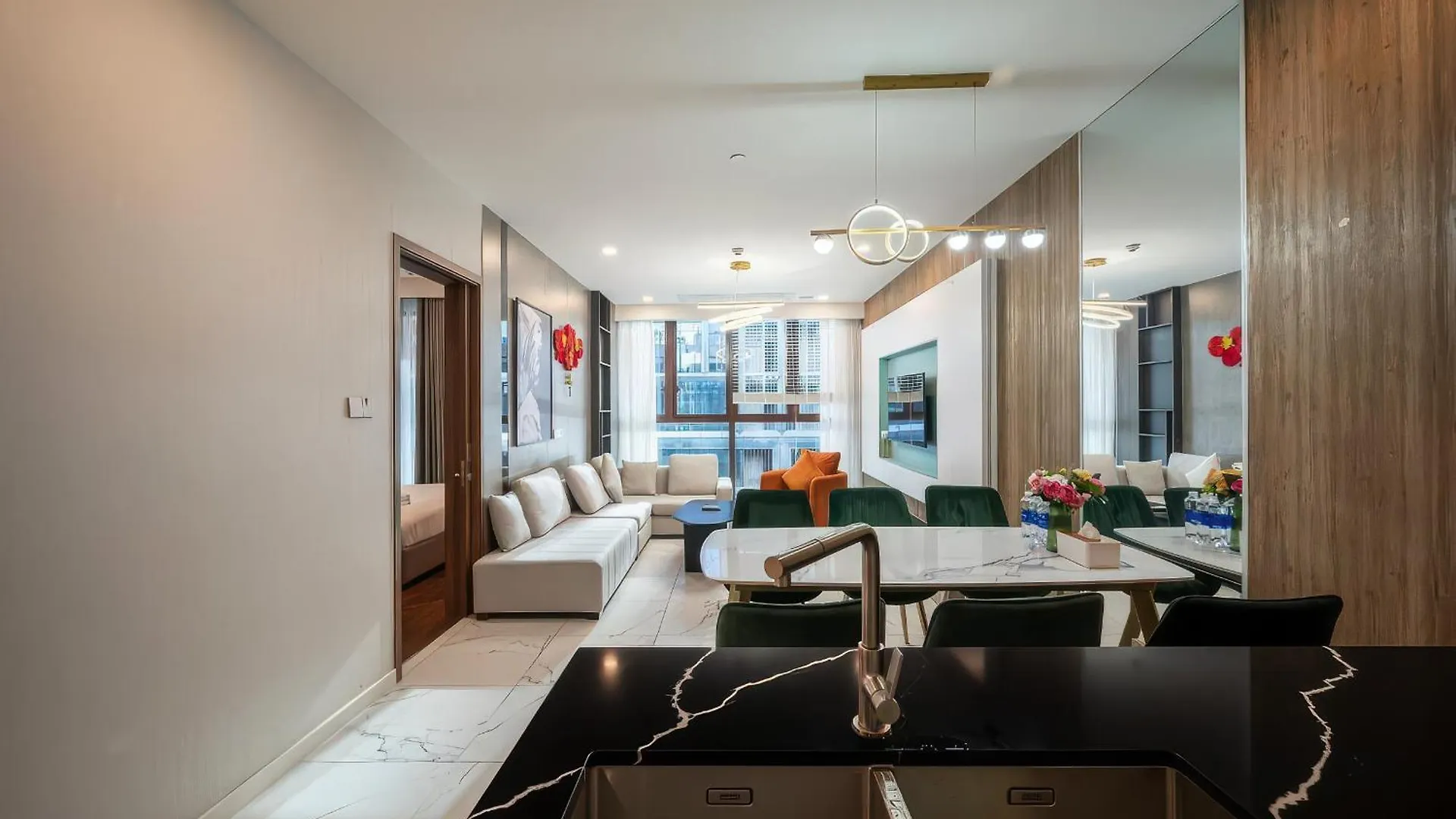 The Opera Residence - Luxury Infinity Pool&Sauna Ho Chi Minh City Apartment
