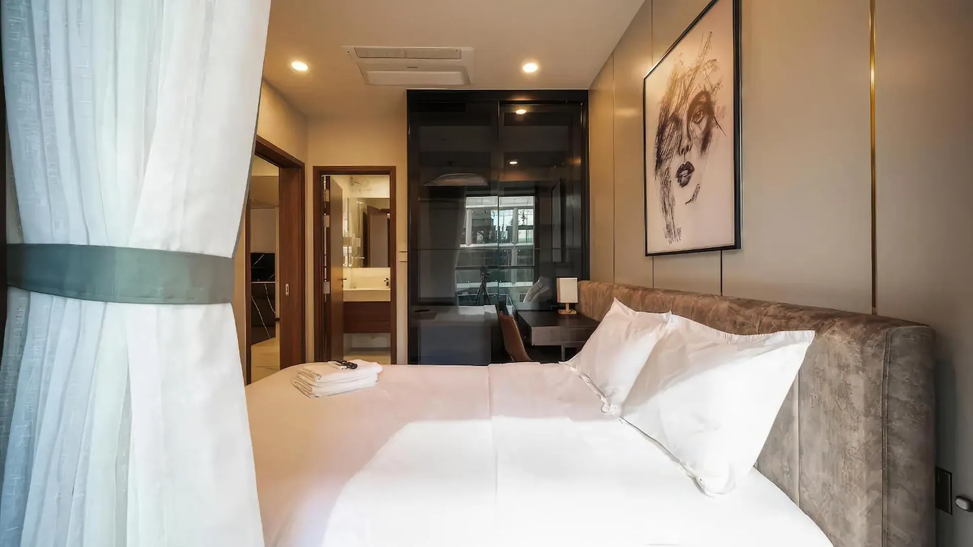 The Opera Residence - Luxury Infinity Pool&Sauna Ho Chi Minh City Apartment