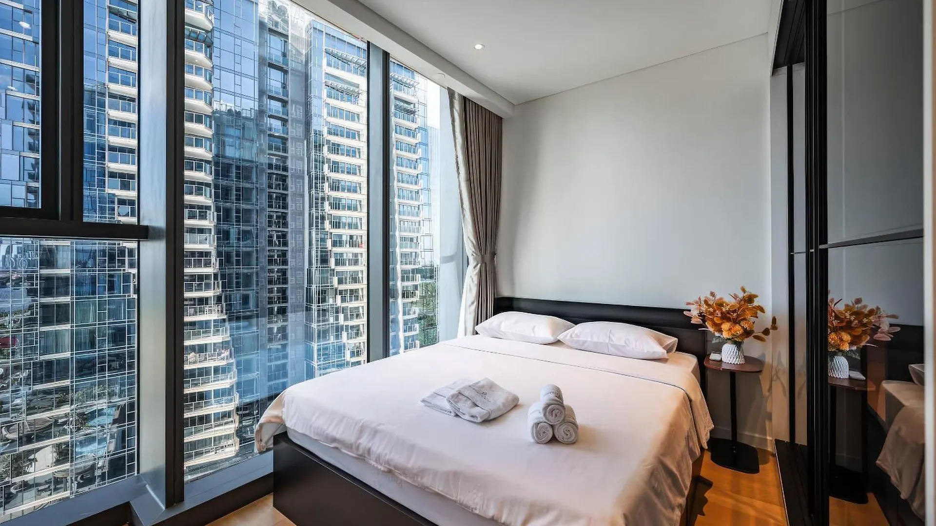 The Opera Residence - Luxury Infinity Pool&Sauna Ho Chi Minh City Apartment
