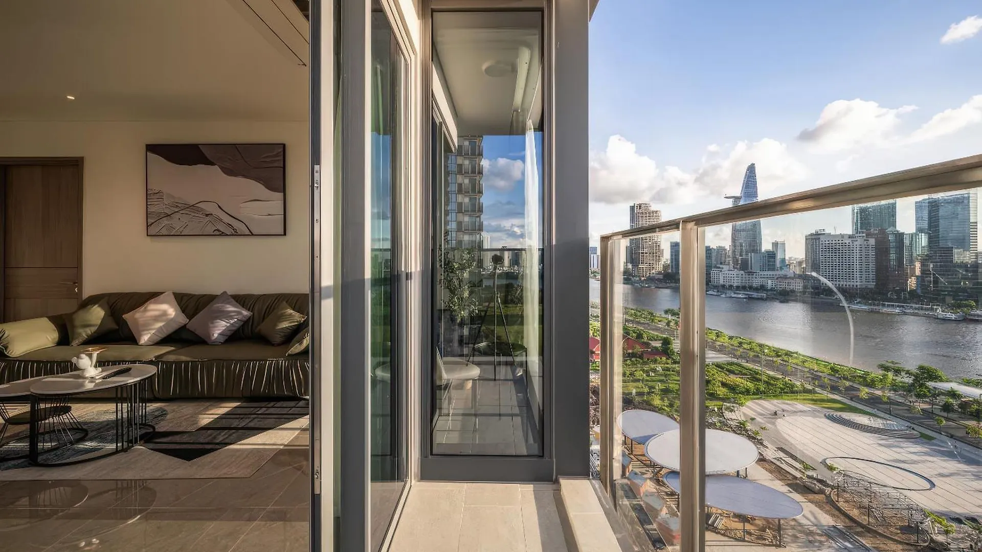 The Opera Residence - Luxury Infinity Pool&Sauna Ho Chi Minh City